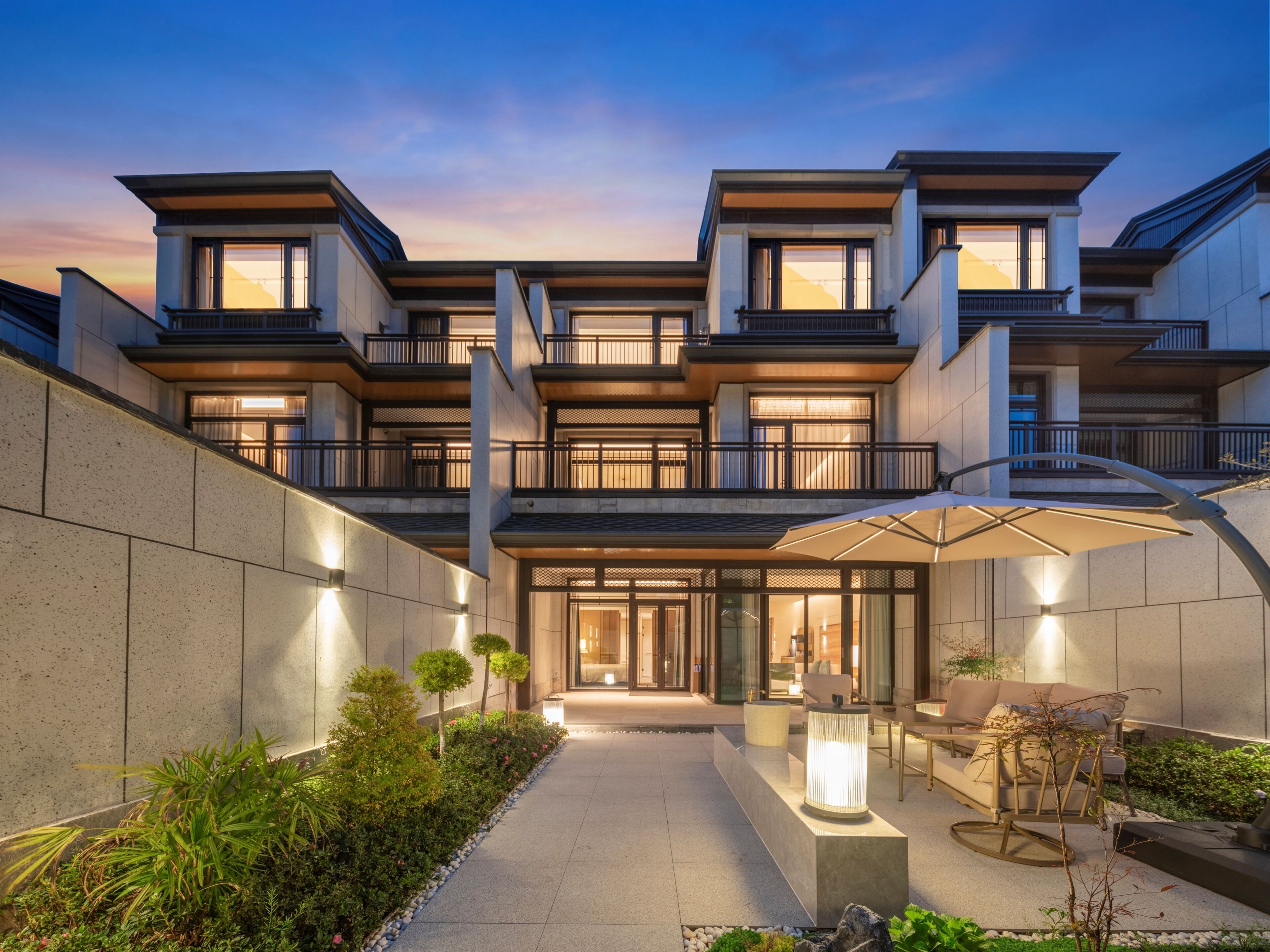 2 King 1 Twin 3 Bedroom Villa Courtyard Access | 1 bedroom, down comforters, free WiFi, bed sheets