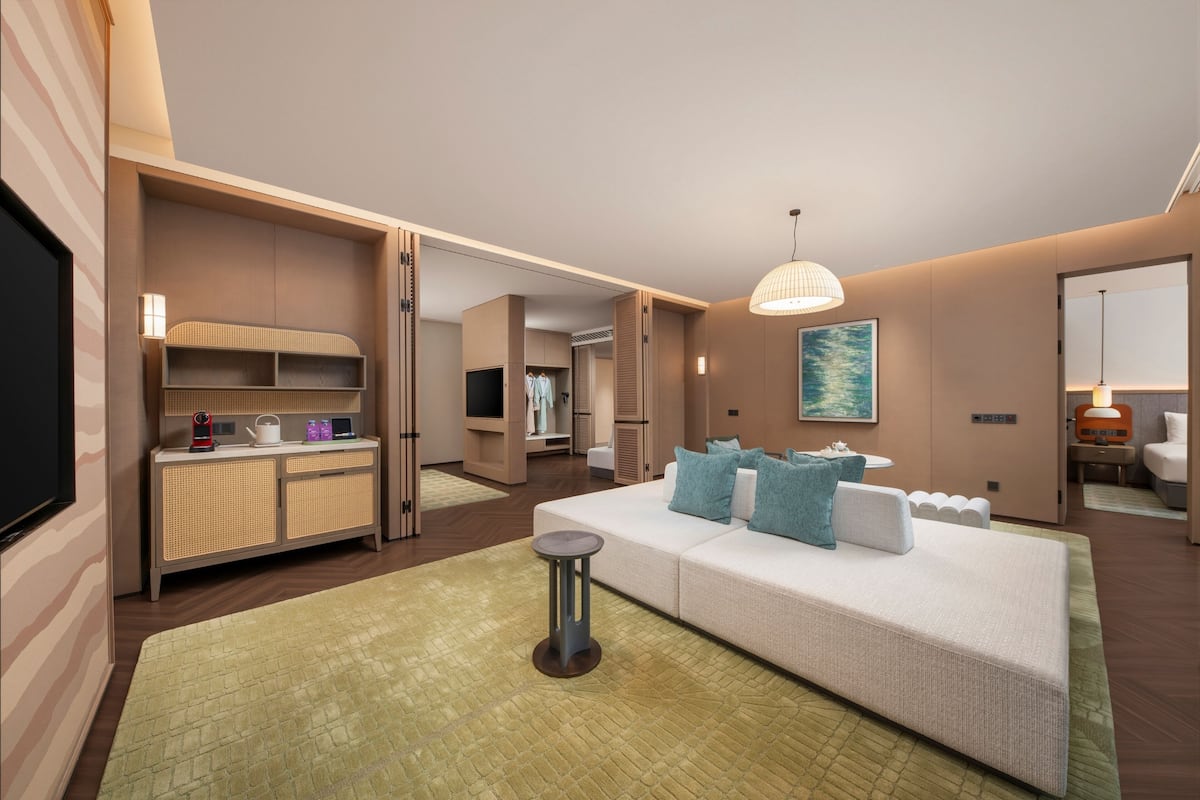 Quarto, 2 quartos (Courtyard Access) | 1 quarto, edredons de pluma, escrivaninha