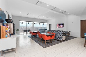 Free daily full breakfast - Holiday Inn Express & Suites Waco Downtown by IHG (Waco)