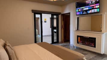 Luxury Suite | In-room safe, desk, blackout drapes, free WiFi