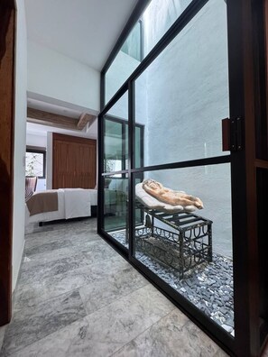 Chambre Deluxe double, vue sur la ville | Coffre-fort, bureau, rideaux d’obscurcissement, accès au Wi-Fi (inclus)
