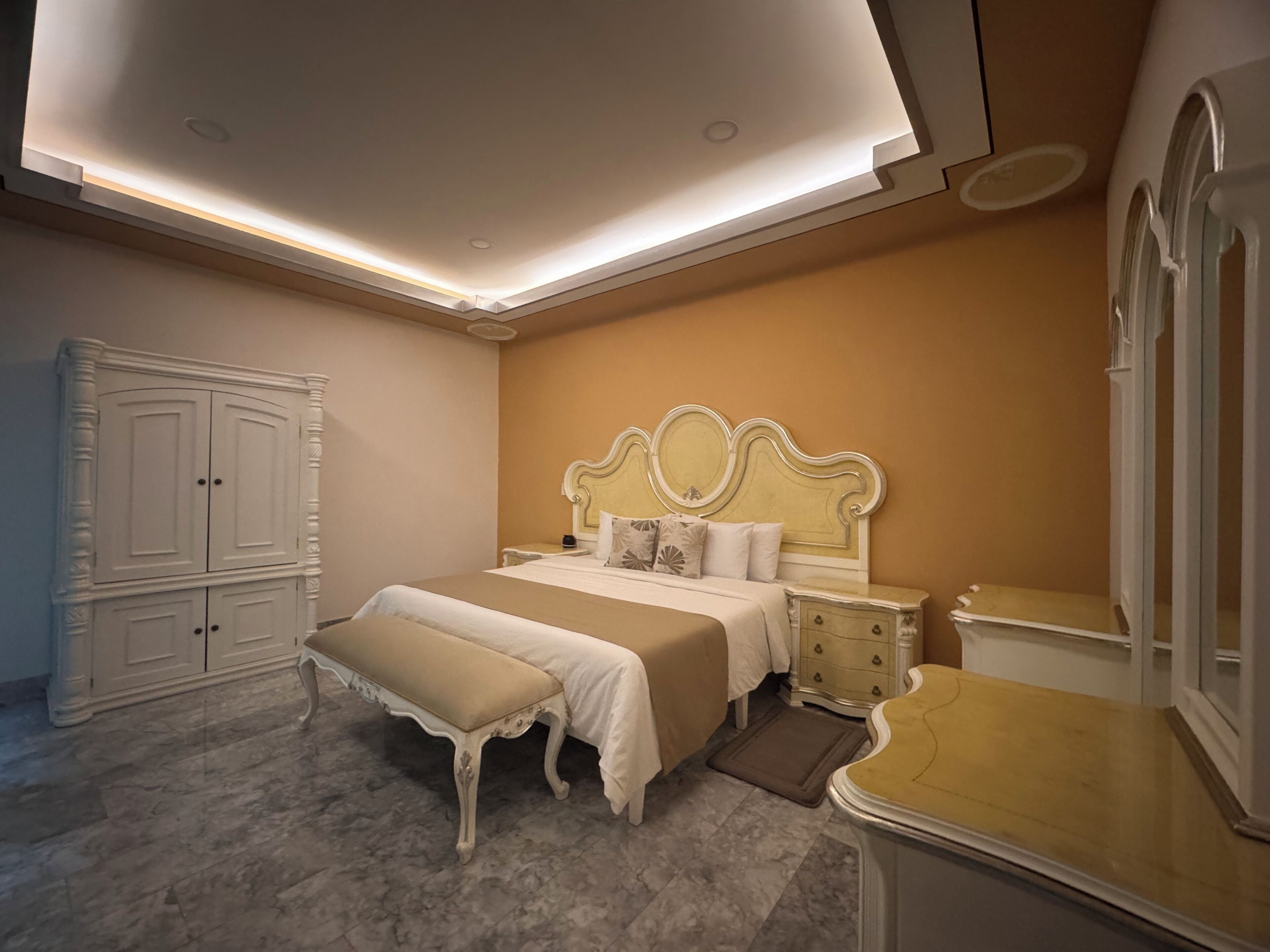 Deluxe Suite | Premium bedding, down comforters, Select Comfort beds, in-room safe