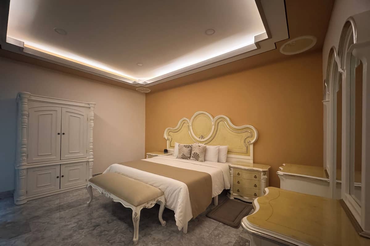 Deluxe Suite | Premium bedding, down comforters, Select Comfort beds, in-room safe