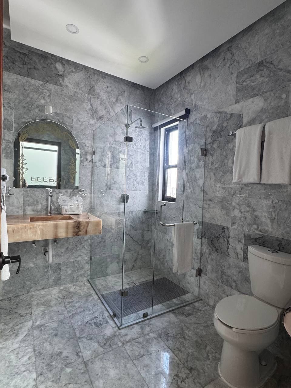 Quarto casal luxo, vista para a cidade | Banheiro | Chuveiro, secador de cabelo, chinelos, toalhas de banho