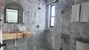 Quarto casal luxo, vista para a cidade | Banheiro | Chuveiro, secador de cabelo, chinelos, toalhas de banho