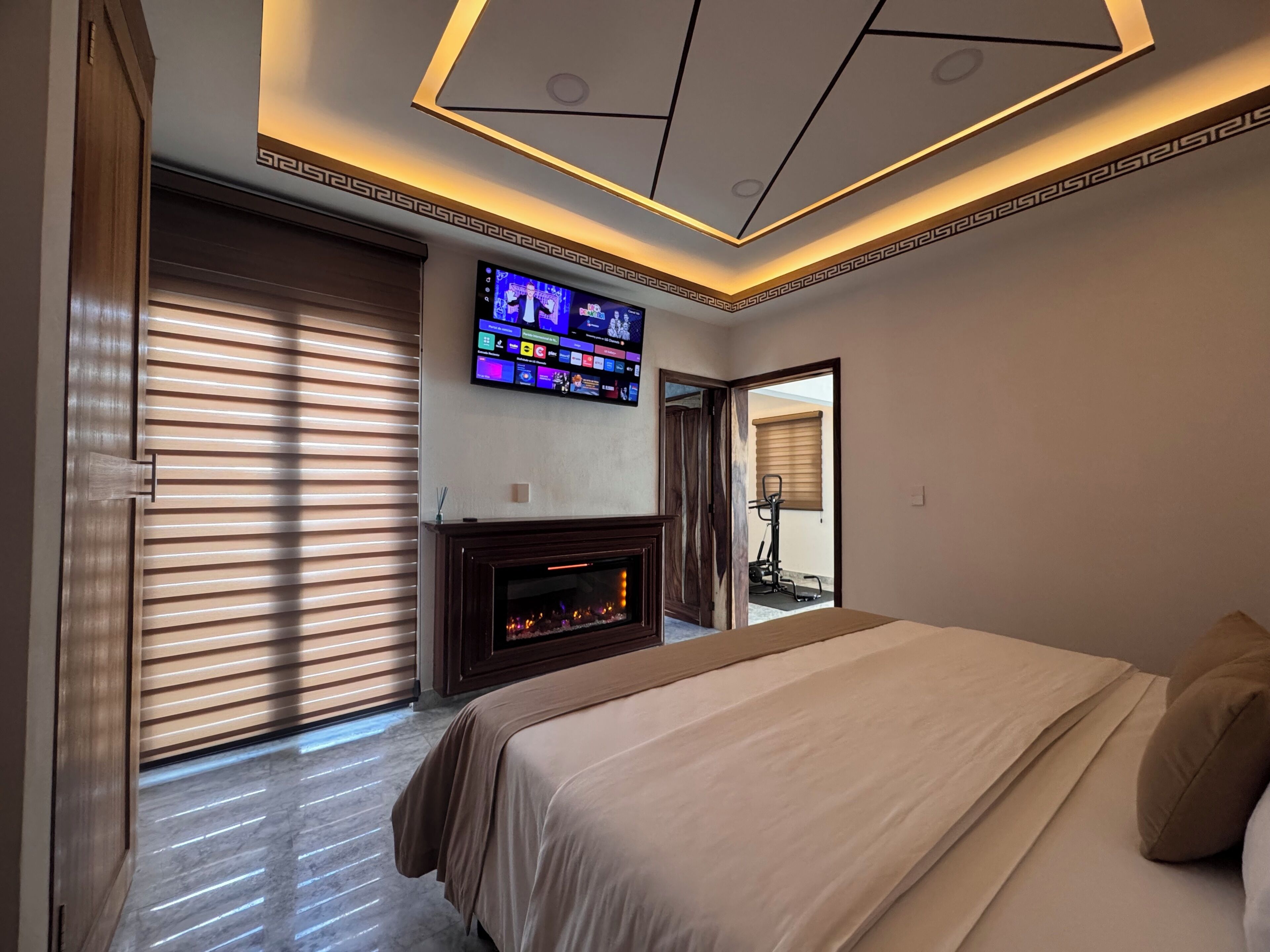 Suite | Premium bedding, down comforters, Select Comfort beds, in-room safe