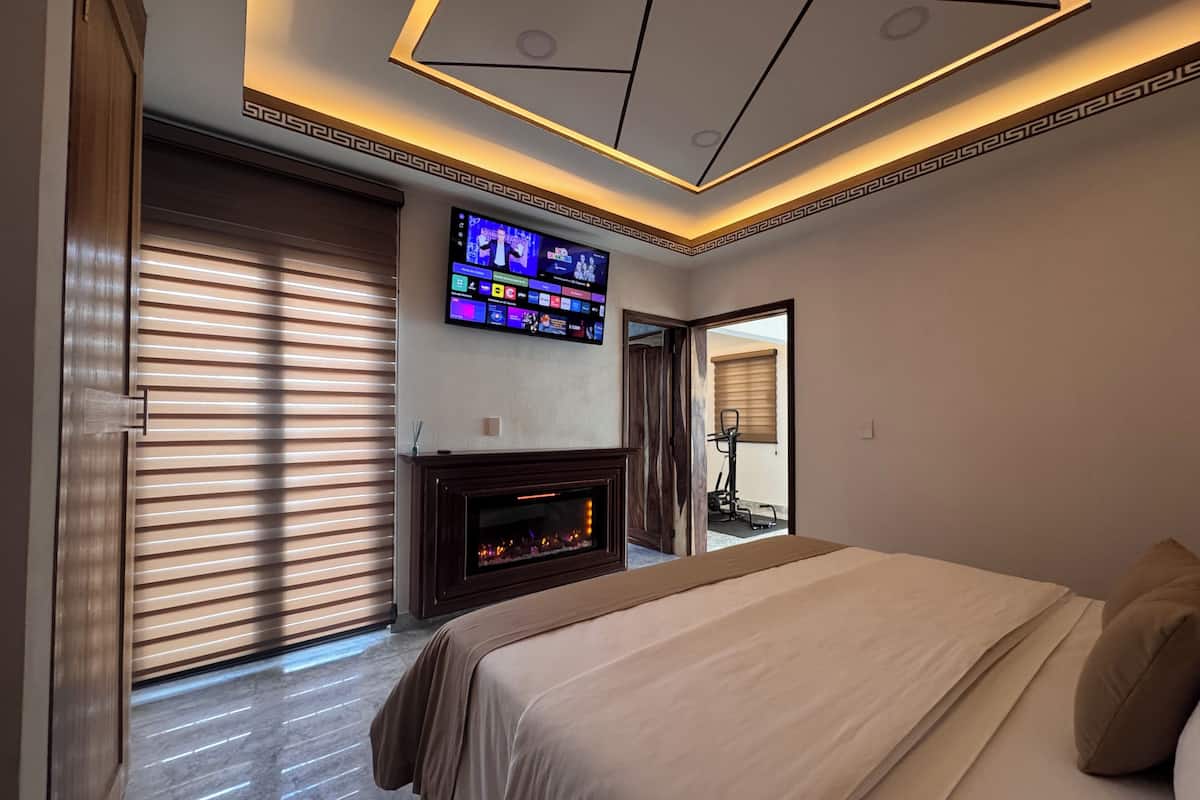 Suite | Premium bedding, down comforters, Select Comfort beds, in-room safe