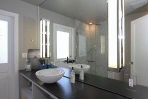 Douche, séchoir à cheveux, serviettes fournies