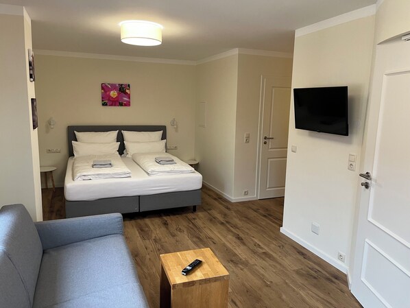 1 bedroom, in-room safe, iron/ironing board, WiFi - Studio apartment "Osterberg" in the old winery (Großkarlbach)