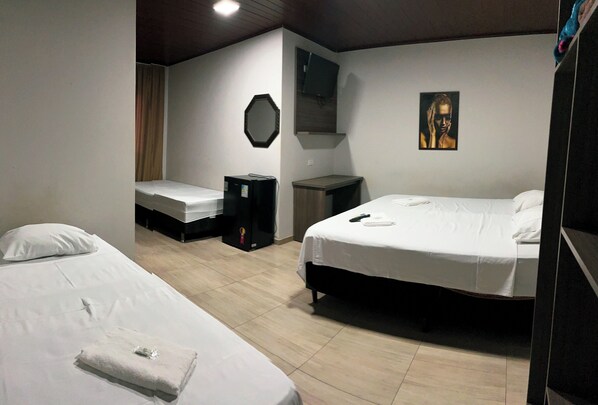 Family Room, Air conditioning | Desk, laptop workspace, free WiFi, bed sheets - Hotel ROF (Telemaco Borba)