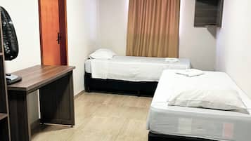 Økonomi-tremannshytte | Skrivebord, skrivebord for bærbar PC, wi-fi (inkludert) og sengetøy