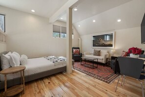 Escritorio, wifi y ropa de cama