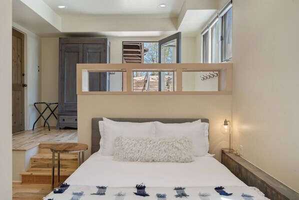 Desk, WiFi, bed sheets