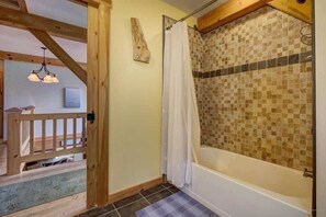 Shower, hair dryer, towels - Acadia Lobsterman's Secret Cottage (Lamoine)