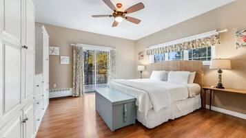 4 habitaciones, escritorio y tabla de planchar con plancha