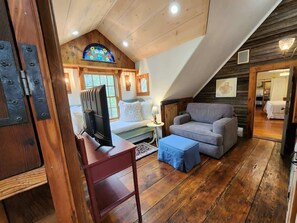 6 quartos, escrivaninha, ferros/tábuas de passar roupa, berço de viagem