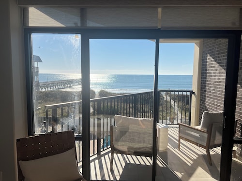 NEW!  Gorgeous Ocean-Front VIEWS -Fully Remodeled 3-Bed/3 Bath Condo with Linens