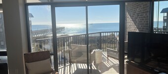 NEW! Gorgeous Ocean-Front VIEWS -Fully Remodeled 3-Bed/3 Bath Condo with Linens