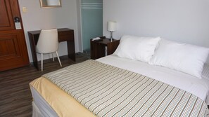 A hotel room with a bed, a desk, a chair, a lamp, and a wardrobe. - VIAGGIATORE COCHABAMBA (Cochabamba)