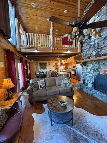 Charming Lakehouse overlooking Greers Ferry Lake