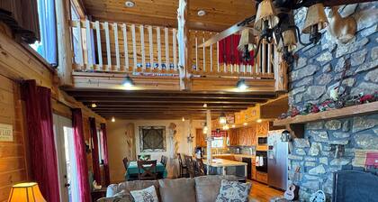 Charming Lakehouse overlooking Greers Ferry Lake
