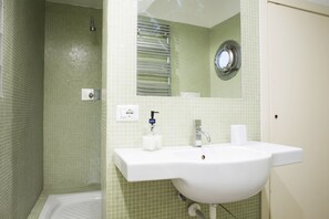 تجهيزات دش، مجففات شعر، مراحيض شطف، مناشف