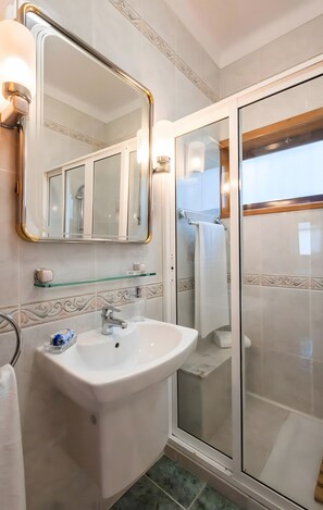 Regadera, secadora de cabello, toallas 