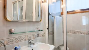 Douche, sèche-cheveux, serviettes fournies