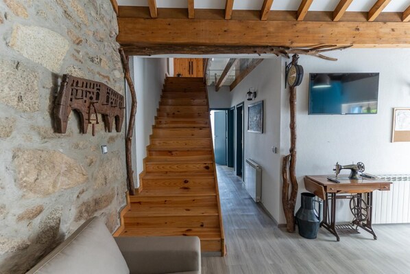 TV, fireplace - Holiday Home 'Cantinho Do Bairro Alto' with Private Terrace, Wi-Fi and Air Conditioning (Alijó)