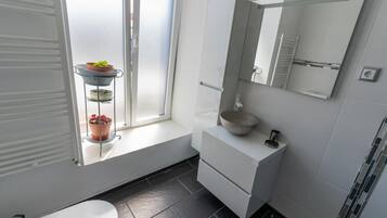 Suihku, hiustenkuivaaja, pyyhkeet