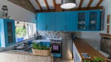 Fridge, oven, stovetop, coffee/tea maker