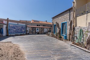 Property grounds - Holiday Home 'Cantinho Do Bairro Alto' with Private Terrace, Wi-Fi and Air Conditioning (Alijó)