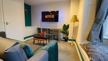 1 habitación, escritorio, tabla de planchar con plancha y cuna de viaje