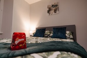 1 bedroom, desk, iron/ironing board, travel crib - Elite City Centre Apartment (Cardiff)