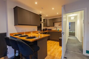 Réfrigérateur, four à micro-ondes, un four, surface de cuisson