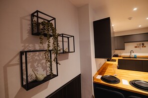 Fridge, microwave, oven, stovetop - Elite City Centre Apartment (Cardiff)
