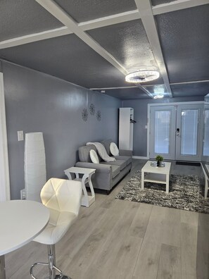 Smart TV - Charming & Cozy 1-bedroom apartment newly renovated in Linthicum Heights. (Linthicum Heights)