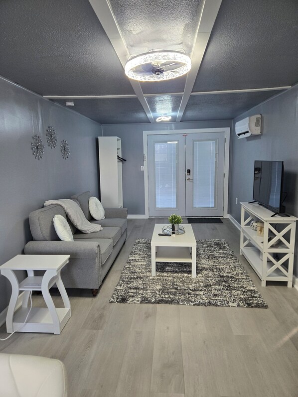 Smart TV - Charming & Cozy 1-bedroom apartment newly renovated in Linthicum Heights. (Linthicum Heights)