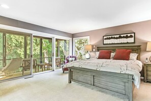 5 bedrooms, iron/ironing board, WiFi, bed sheets - Secluded Riverfront Getaway (South Haven)