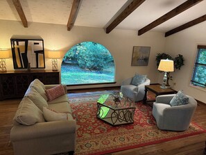 Téléviseur, foyer, table de baby-foot, table de ping-pong