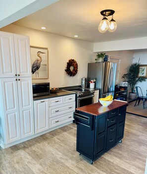 冷蔵庫、電子レンジ、オーブン、コンロ