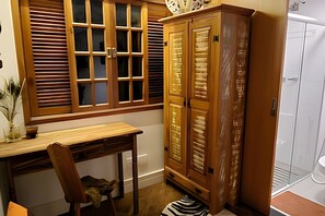 Articles de toilette écologiques, séchoir à cheveux, serviettes fournies