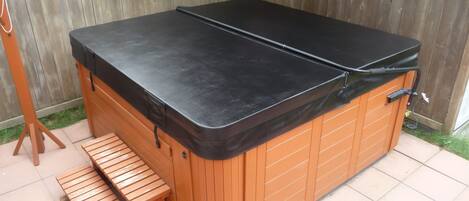 Bañera de hidromasaje al aire libre