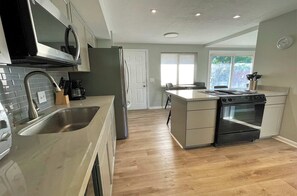 Refrigerador, microondas, horno y parrilla de estufa 