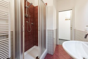 淋浴設備、風筒、坐浴桶、提供毛巾