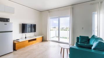 Studio, Multiple Bedrooms, Accessible, Smoking | Living room