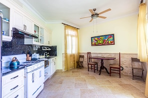 Departamento, 1 habitación, balcón, vista al jardín | Interior