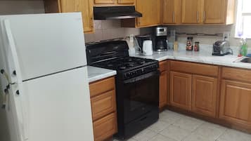 Full-sized fridge, microwave, oven, stovetop