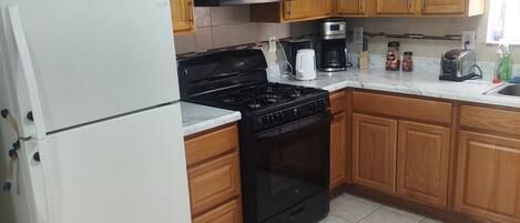 Refrigerador con freezer, microondas, horno, placa de cocina