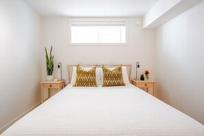 2 chambres, bureau, fer et planche à repasser, lit parapluie